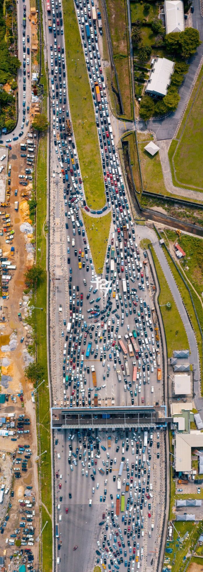 BRAKING NEWS: Massive Gridlock As #EndSARS Protesters Shut Down Lekki Toll Gate In Lagos